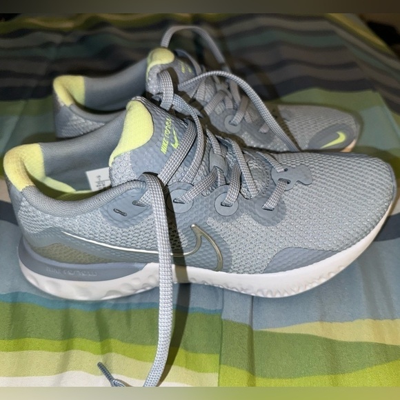 Nike Women's Renew Running Sneakers Gray Size 7 Gray light green white - Picture 3 of 7